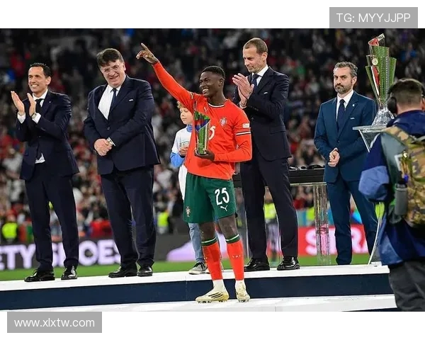 曼联小将阿马斯：努诺-门德斯可能是世一左，我会模仿他踢球